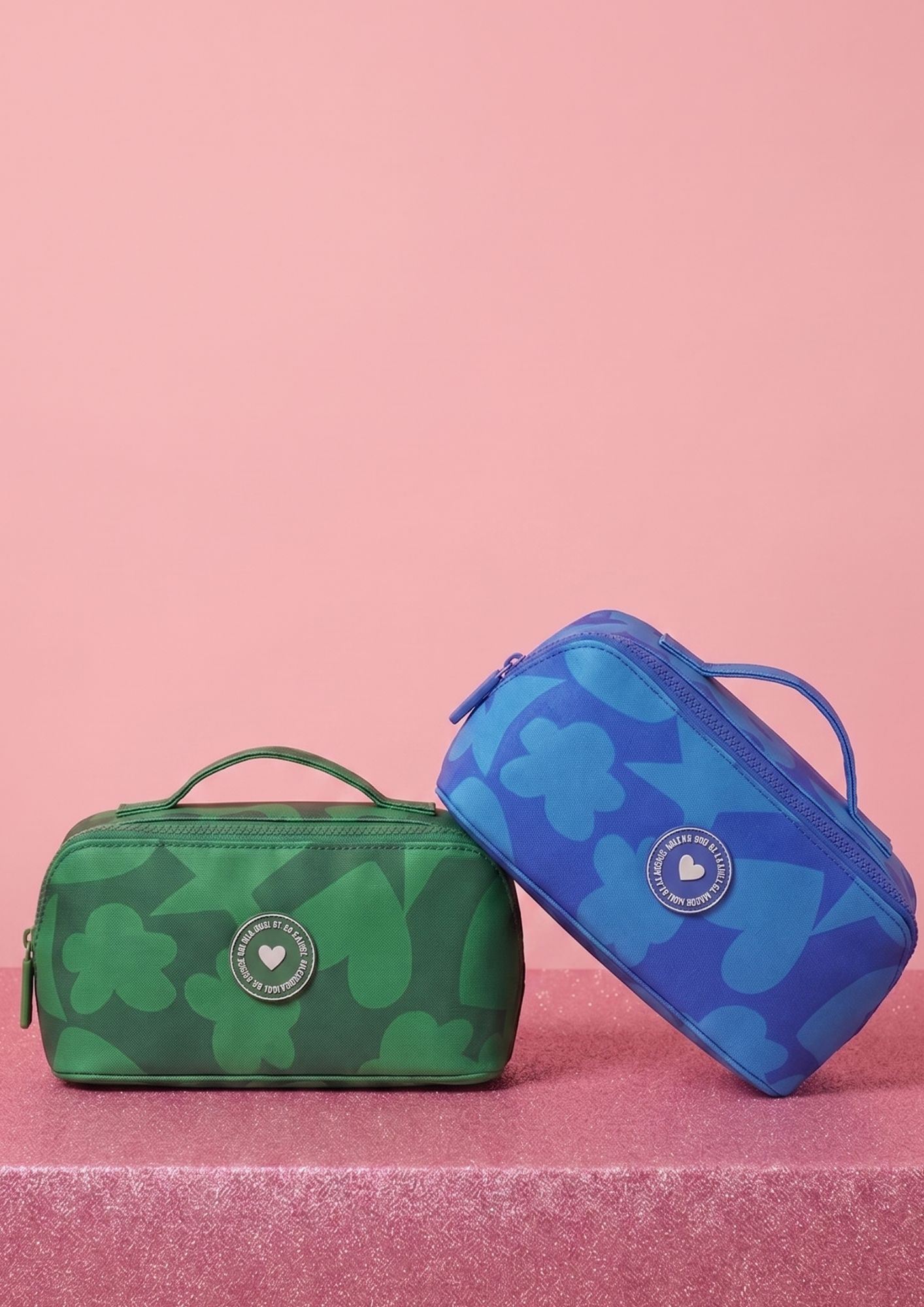 Neceser de viaje Agatha Ruiz de la Prada de nylon estampado. Organizador de maquillaje con apertura tipo libro.
