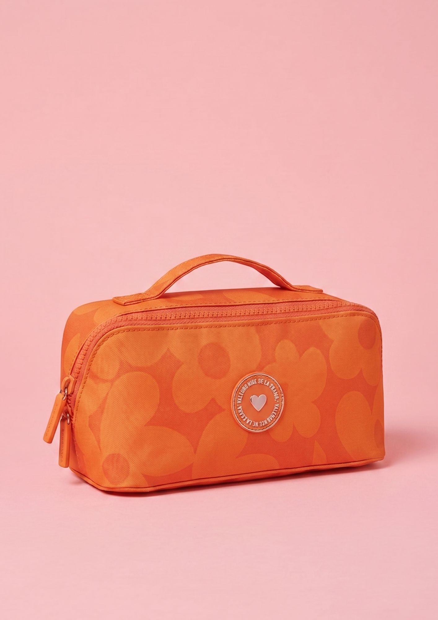Organizador de viaje con compartimentos interiores y cremallera central. Accesorio de viaje Agatha Ruiz de la Prada con estampado de iconos.