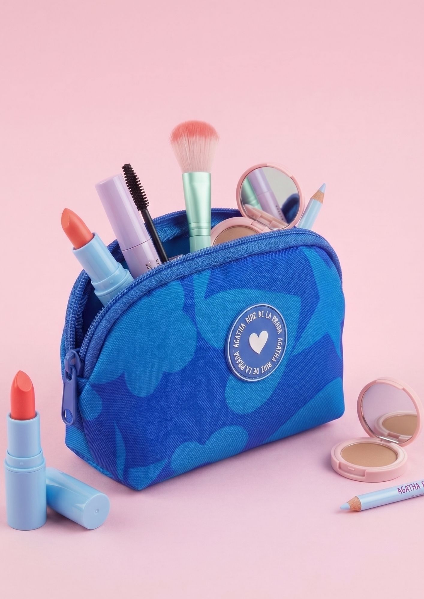 Neceser ovalado con cremallera superior para llevar en el bolso. Neceser pequeño Agatha Ruiz de la Prada de nylon estampado.