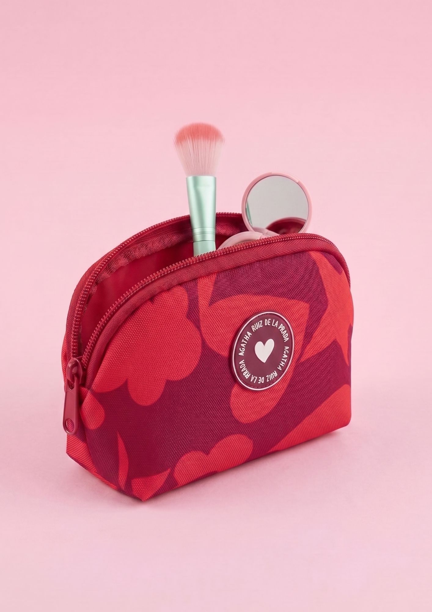 Neceser de maquillaje con diseño tono sobre tono. Neceser compacto con estampado de corazones, flores y estrellas.