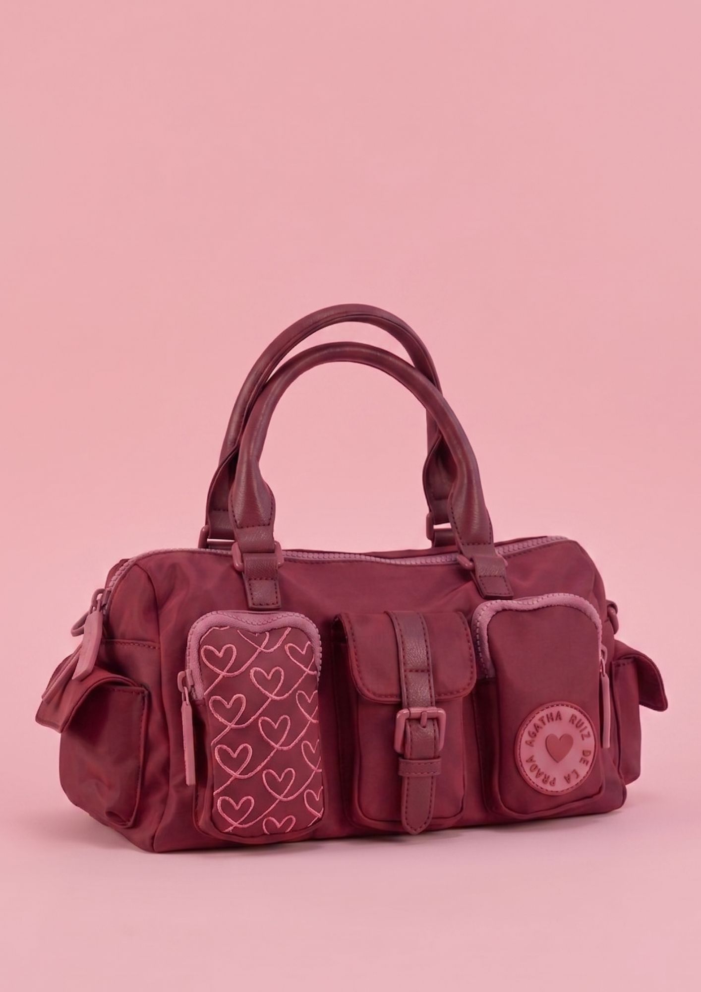 Bolso bowling con tres bolsillos frontales y diseño exclusivo. Bolso bowling Agatha Ruiz de la Prada de nylon estructurado.