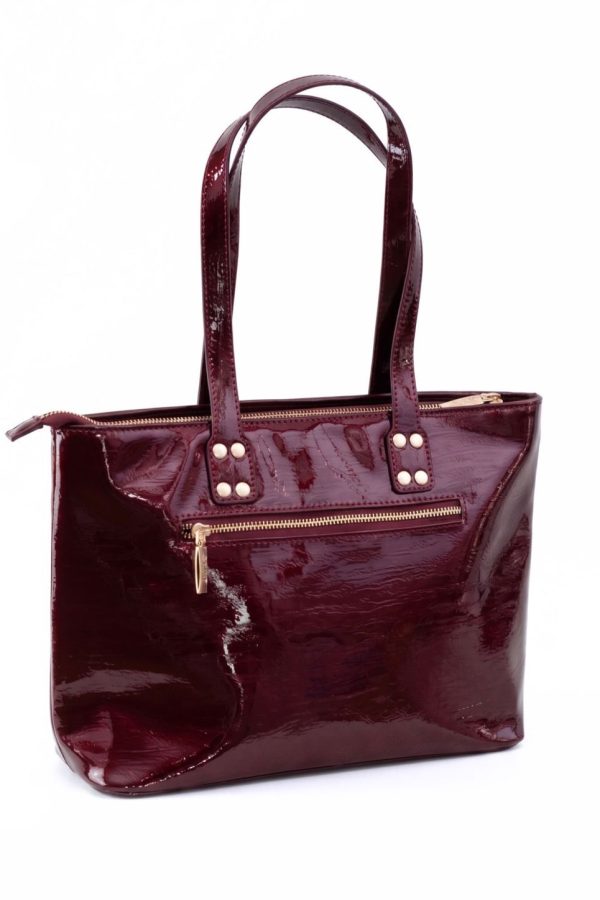 Shopper urbano de mujer con acabado charol brillante granate