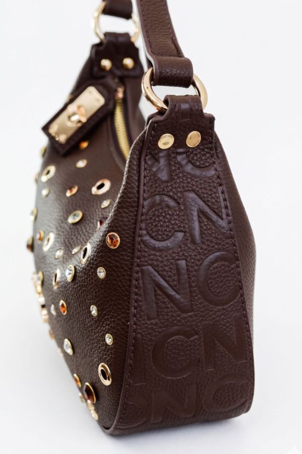 Detalle de pedrería en bolso pequeño NOCO