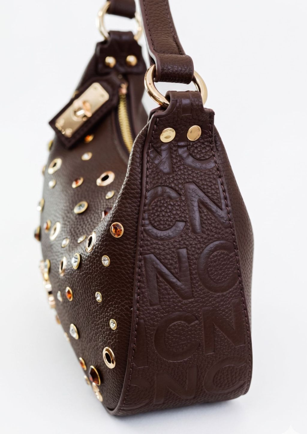 Detalle de pedrería en bolso pequeño NOCO chocolate Detalle de pedrería en bolso pequeño NOCO