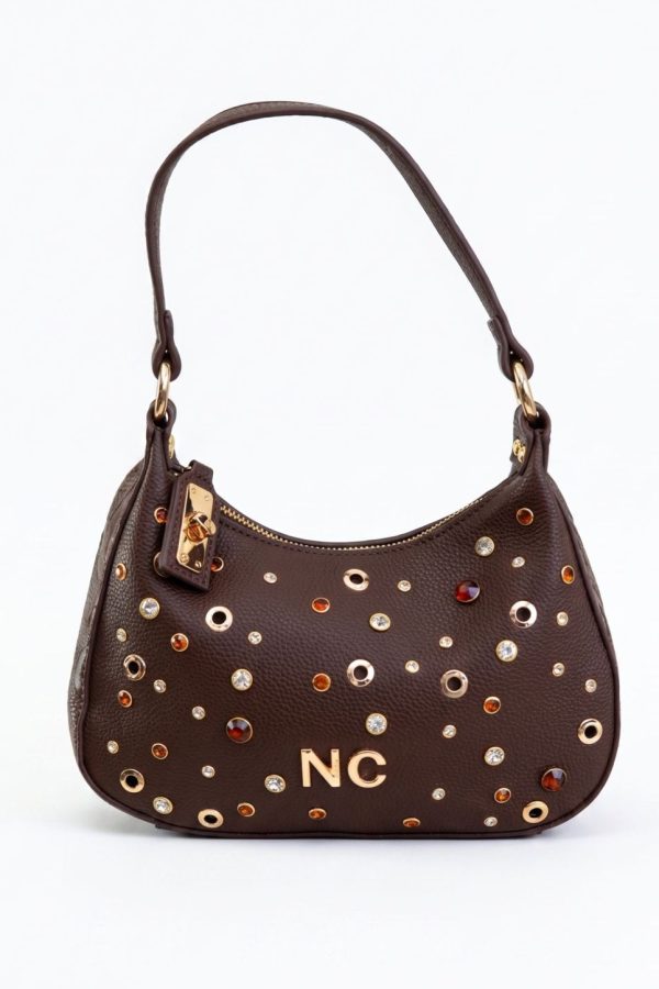 Bolso chocolate con textura granulada y brillo