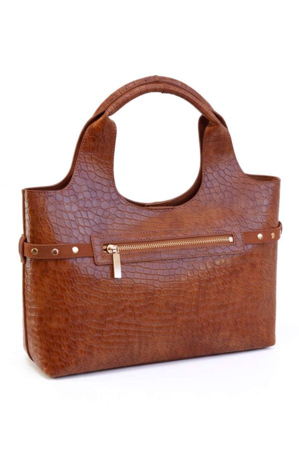 Bolso sofisticado con tachuelas metálicas