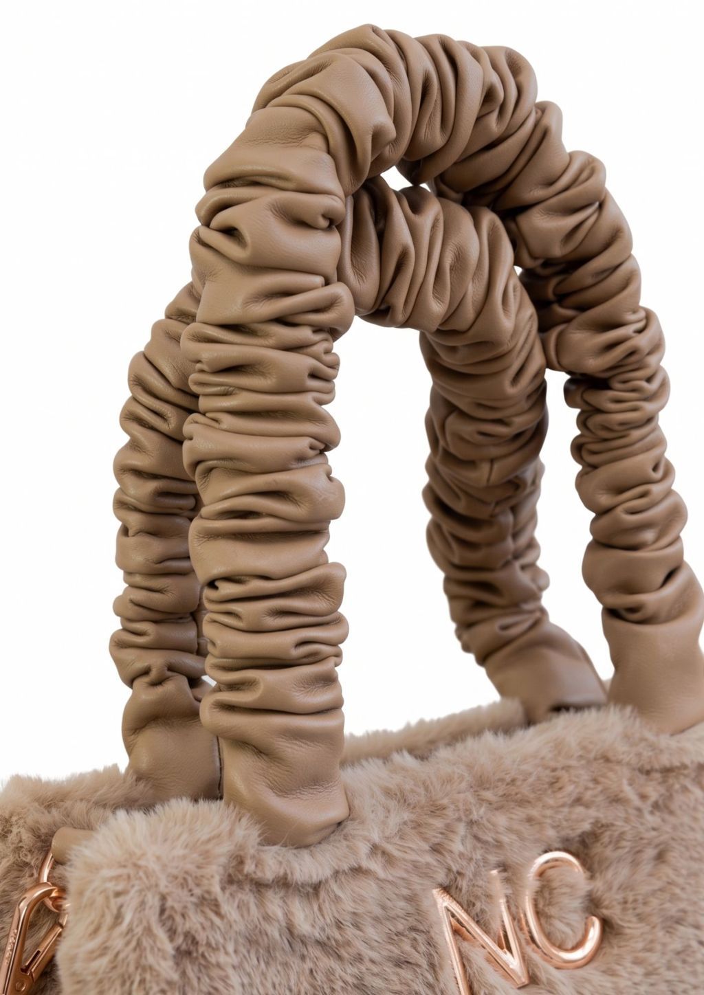 Detalle de asas plisadas en bolso NOCO beige Detalle de asas plisadas en bolso NOCO