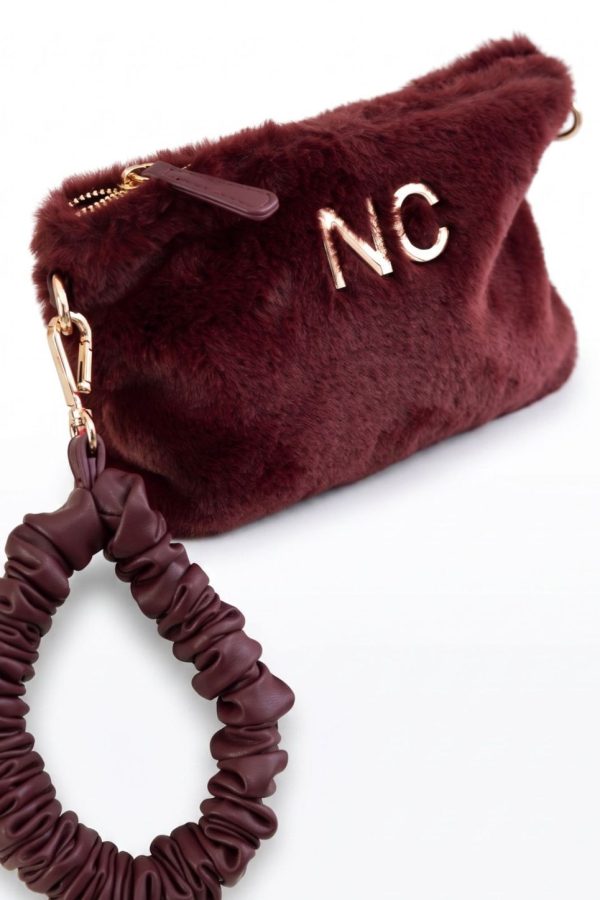 Cartera de mano con cinta muñequera plisada granate
