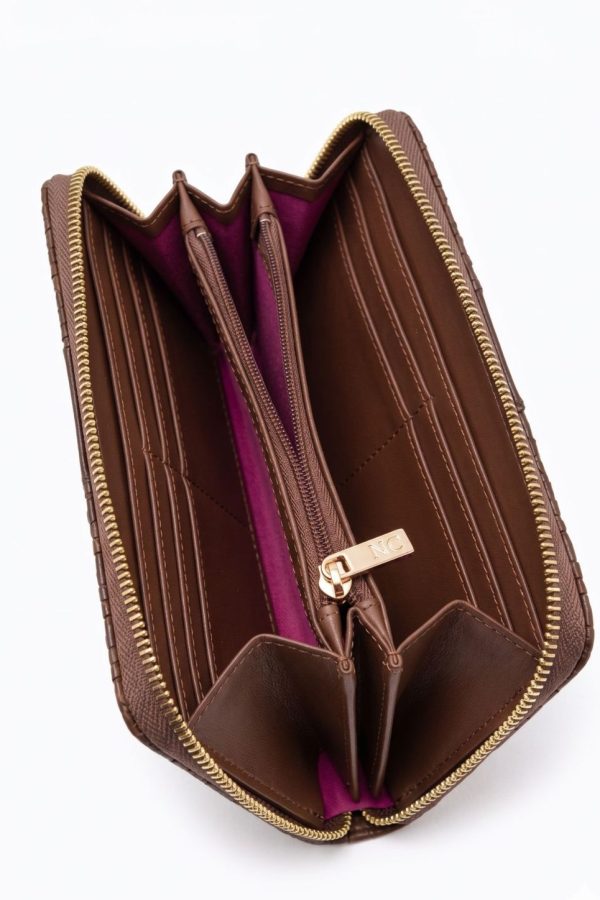 Interior organizado de cartera trenzada