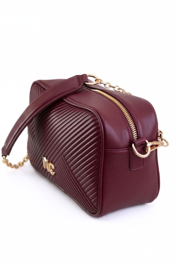 Bolso rectangular con cadena dorada granate