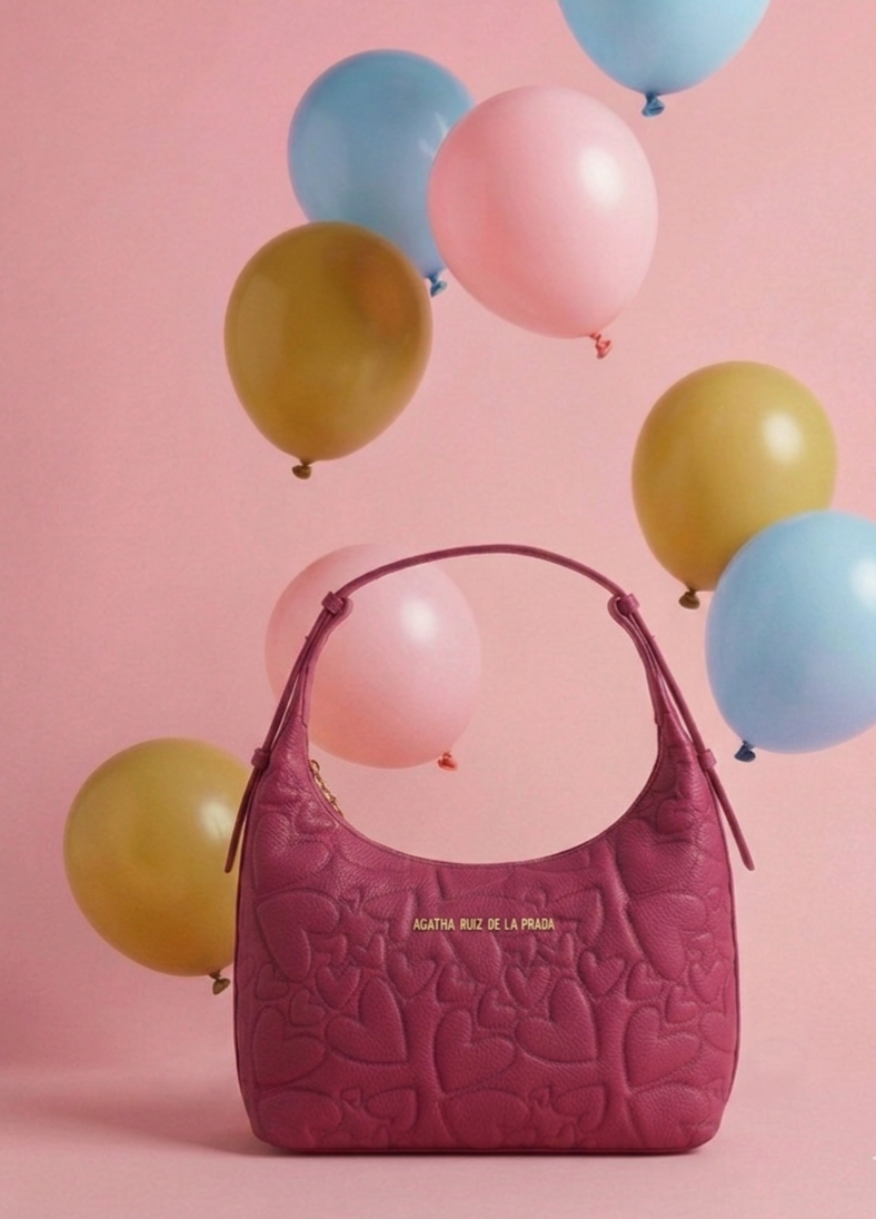 Bolso elegante de tamaño mediano con diseño exclusivo bordado. Bolso de hombro fucsia con iconos de corazones Agatha Ruiz de la Prada.