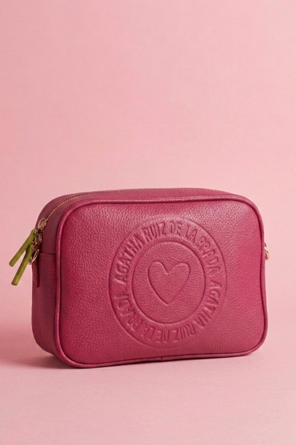 Bandolera fucsia elegante con diseño minimalista.