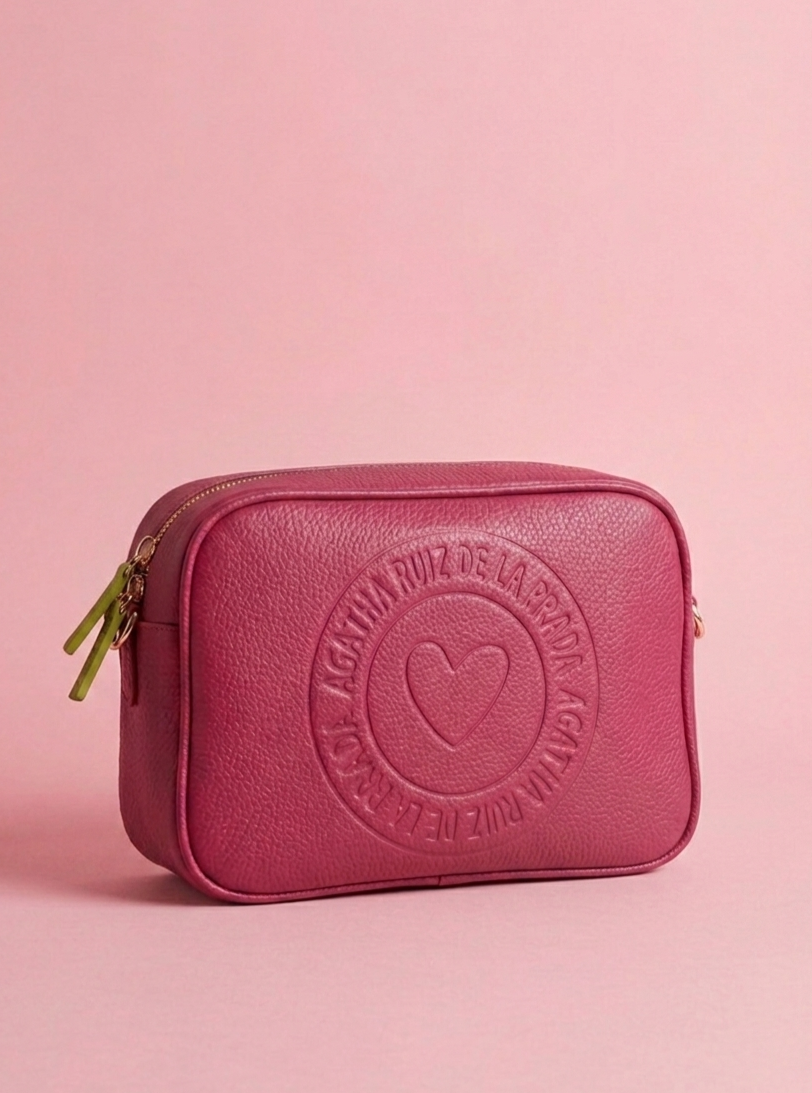 Bandolera amplia para mujer con diseño funcional y moderno. Bandolera fucsia elegante con diseño minimalista.