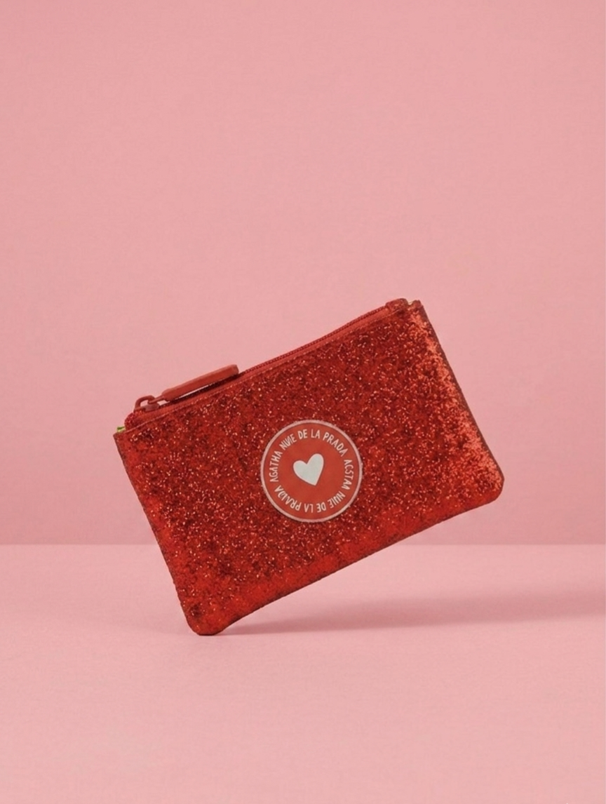 Monedero glitter Agatha Ruiz de la Prada con acabado metalizado rojo Accesorio de moda con efecto glitter metalizado.