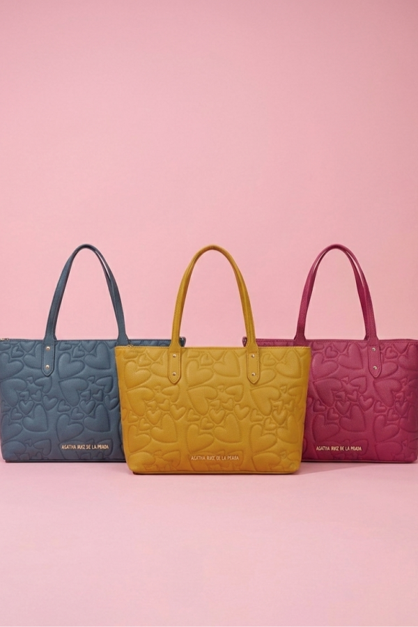 Bolso shopper Agatha Ruiz de la Prada con bordado de corazones.