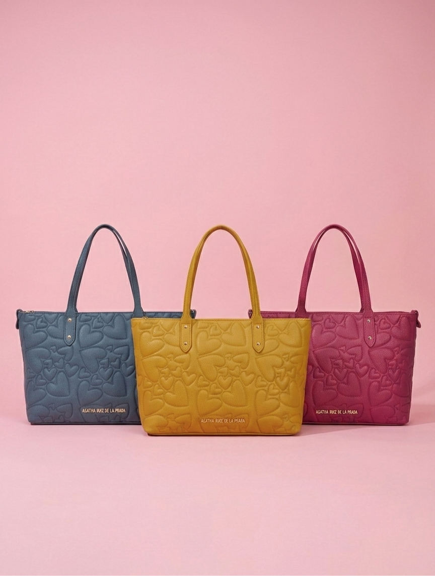 Shopper grande de piel sintética vegana con cierre de cremallera. Bolso shopper Agatha Ruiz de la Prada con bordado de corazones.