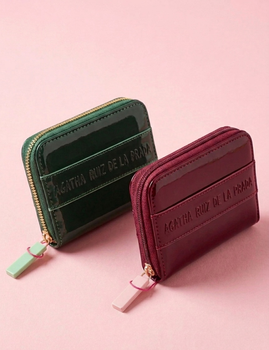 Monedero de charol Agatha Ruiz de la Prada con logo en relieve. Monedero de charol con interior organizado y tamaño compacto