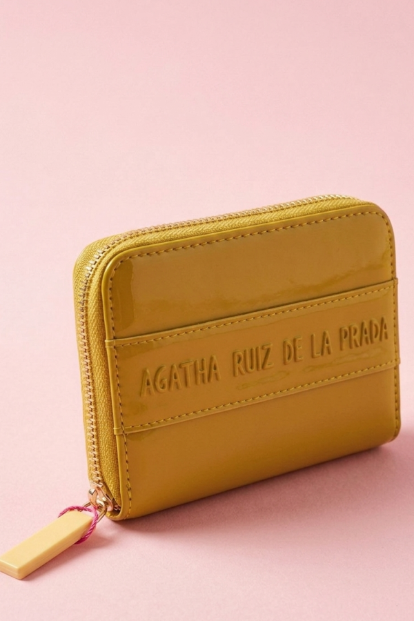 Monedero pequeño con vivos en contraste y diseño moderno