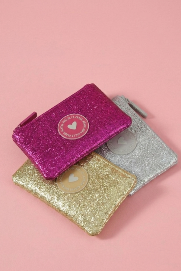 Monedero glitter Agatha Ruiz de la Prada con acabado metalizado.