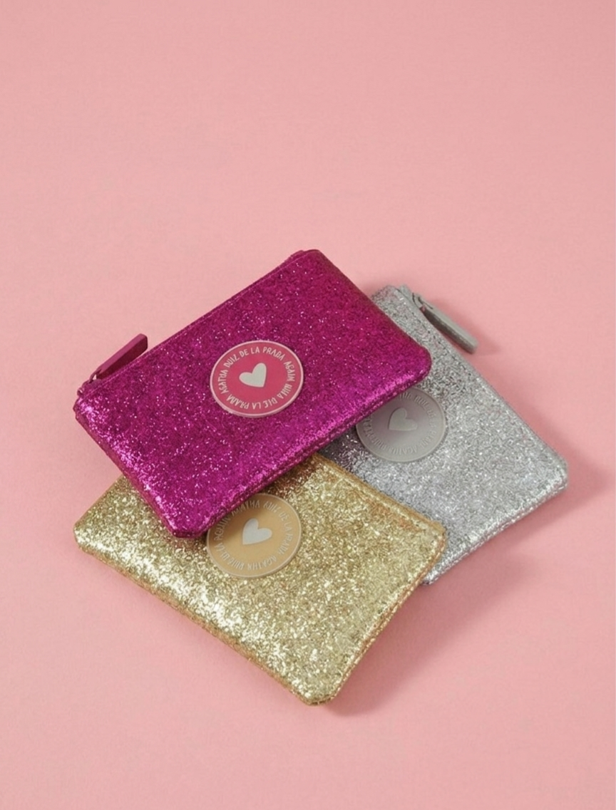 Complemento Agatha Ruiz de la Prada con acabado brillante. Monedero glitter Agatha Ruiz de la Prada con acabado metalizado.