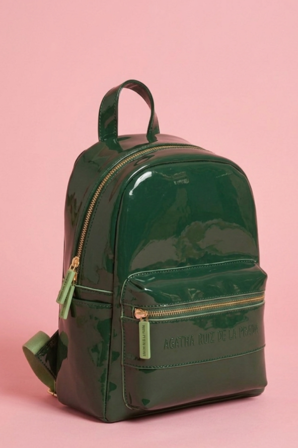 Mochila elegante de paseo con diseño moderno y funcional verde