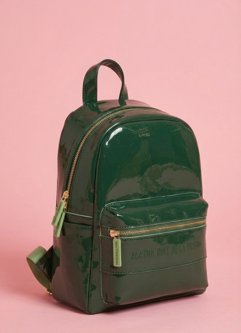 Mochila de charol Agatha Ruiz de la Prada con bolsillo frontal Mochila elegante de paseo con diseño moderno y funcional verde