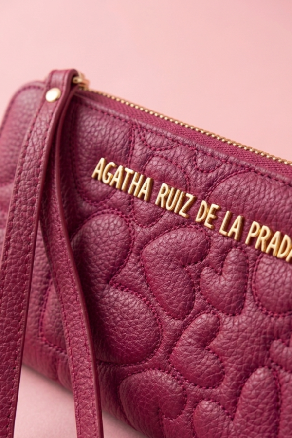 Cartera fucsia con bordado exclusivo de corazones.