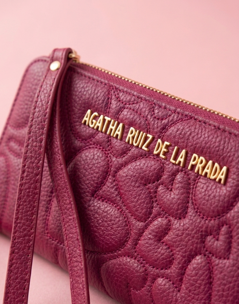 Detalle del bordado de corazones sobre piel sintética vegana. Cartera fucsia con bordado exclusivo de corazones.