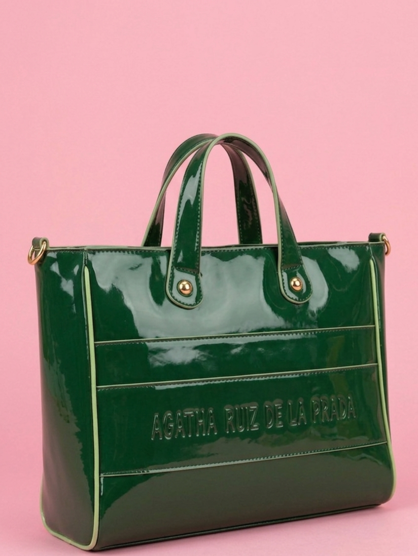 Complemento de moda con diseño exclusivo Agatha Ruiz de la Prada. olso de invierno amplio y funcional con acabado brillante