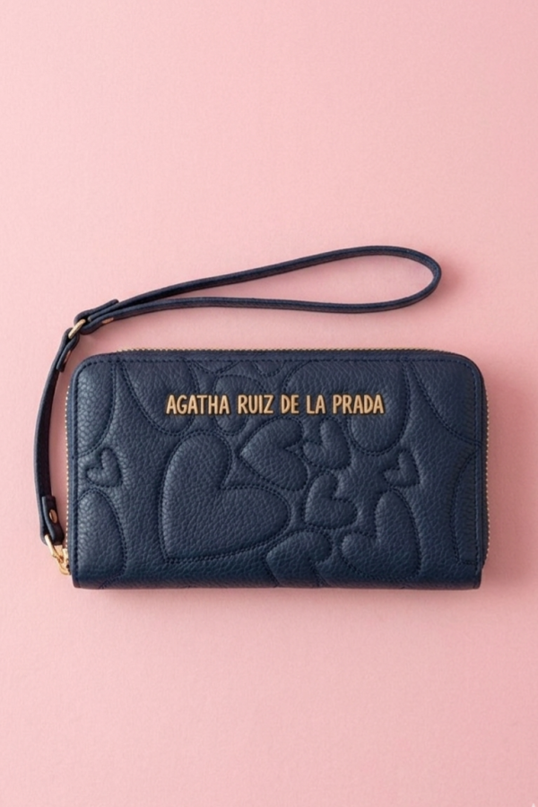 Billetero azul denim con compartimentos para tarjetas y billetes.