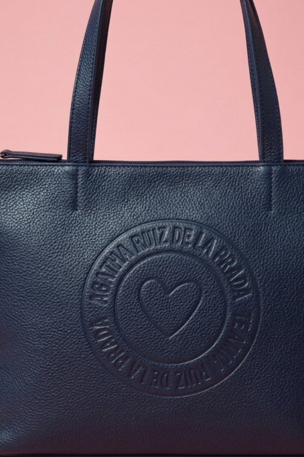 Bolso shopper azul marino con cierre superior de cremallera.