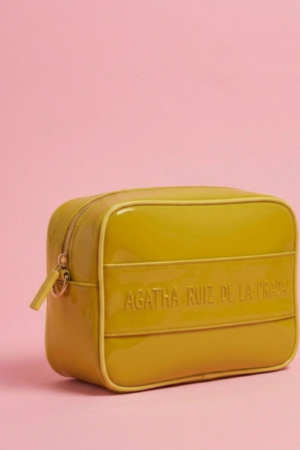 Bolso rectangular con logo grabado en relieve en el frontal