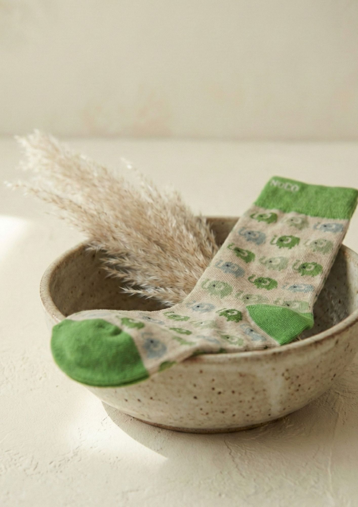 Calcetines transpirables de mujer con elefantitos verde Detalle de calcetines con elefantitos en tonos suaves