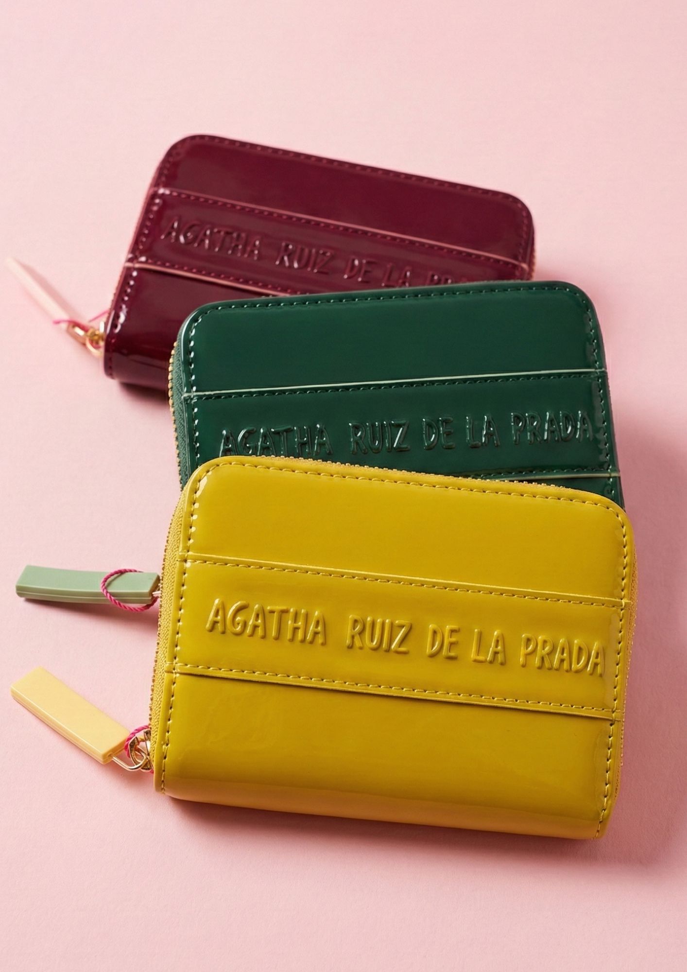 Monedero compacto de charol con cremallera alrededor Monedero de charol Agatha Ruiz de la Prada con logo en relieve