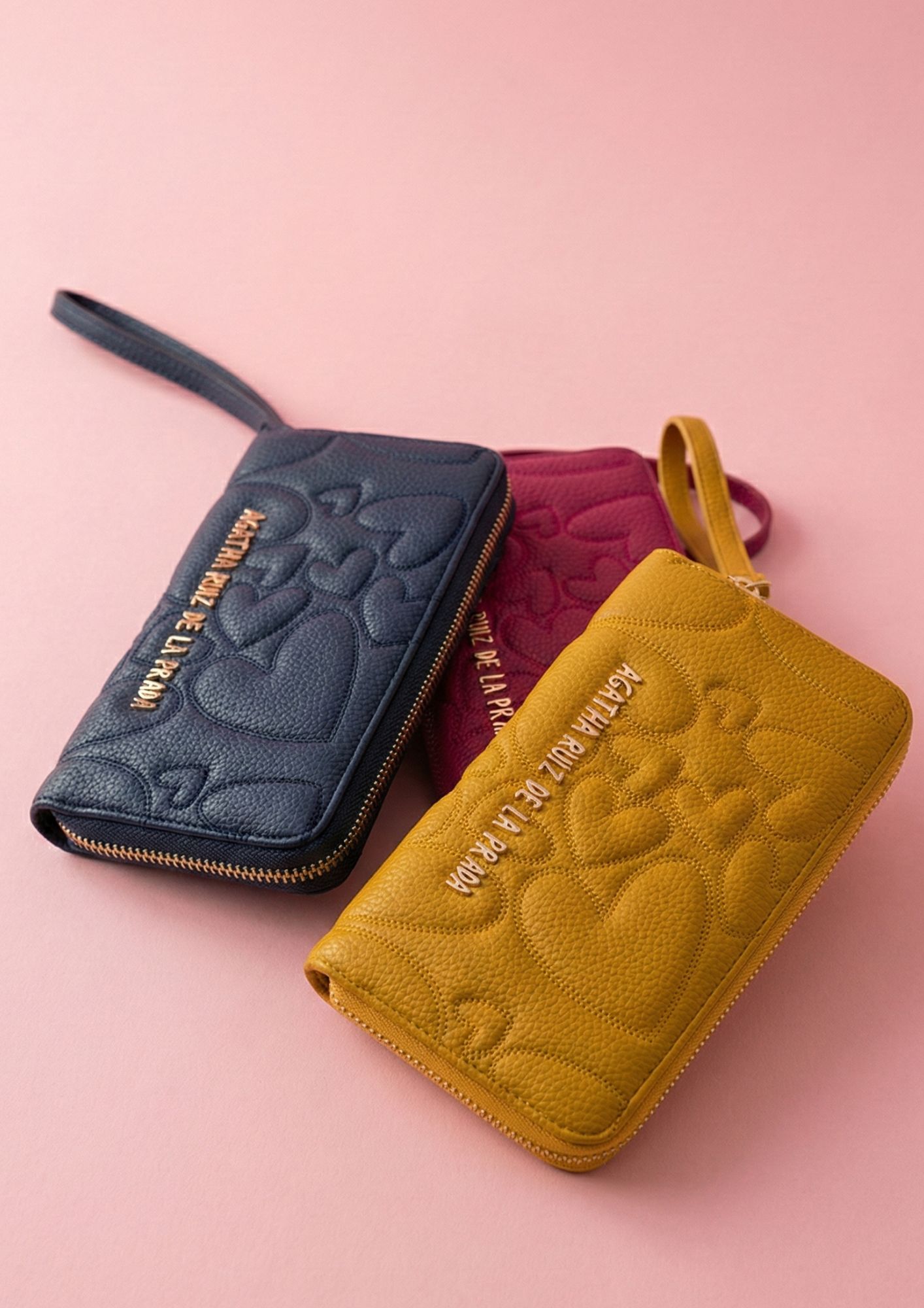 Cartera de piel sintética vegana con cremallera alrededor. Billetero Agatha Ruiz de la Prada con bordado de corazones.