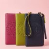Cartera Agatha Ruiz de la Prada disponible en azul marino, verde oliva, y fucsia.