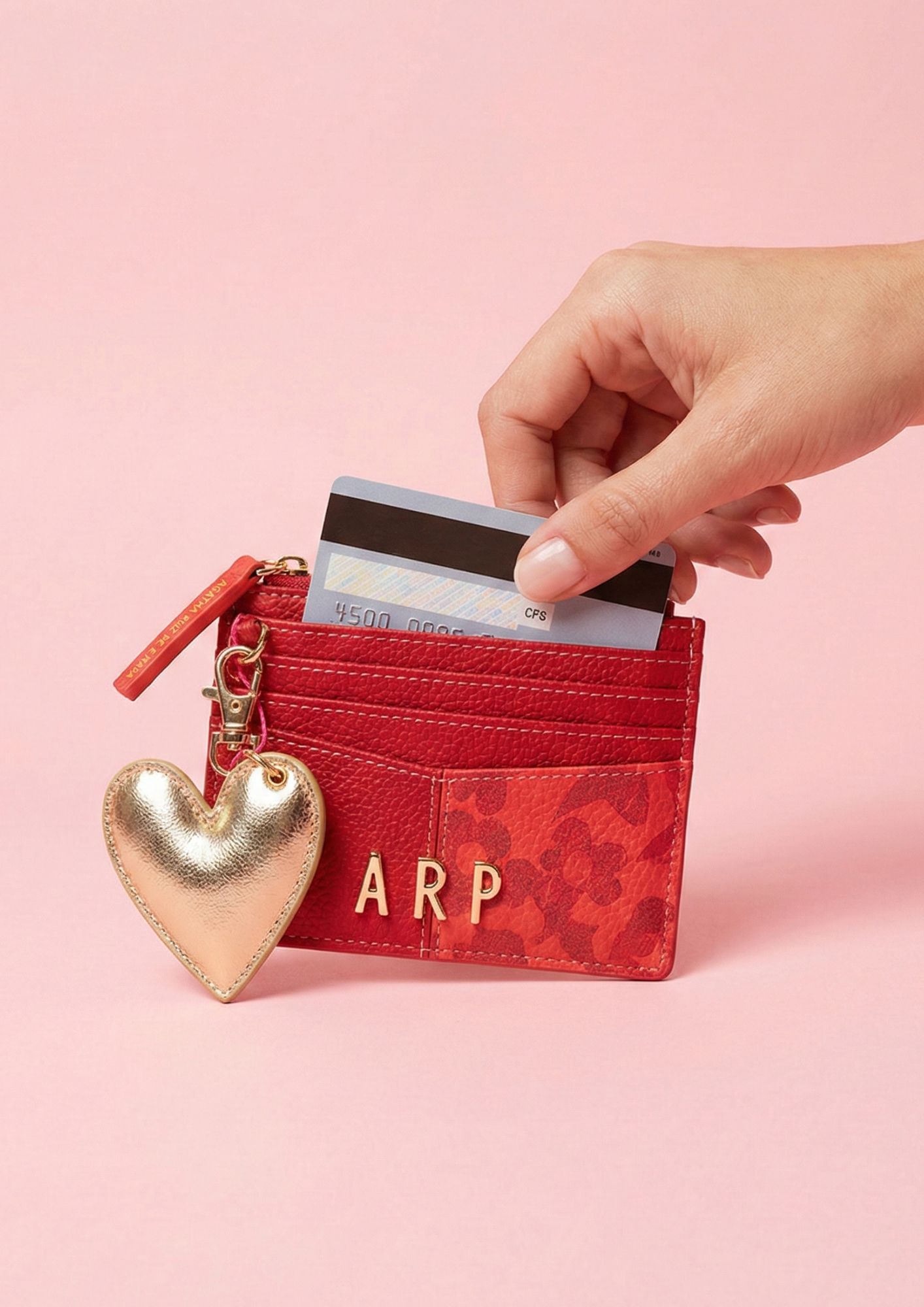 Tarjetero pequeño con múltiples compartimentos para tarjetas. Tarjetero con costura central y estampado de iconos Agatha Ruiz de la Prada.