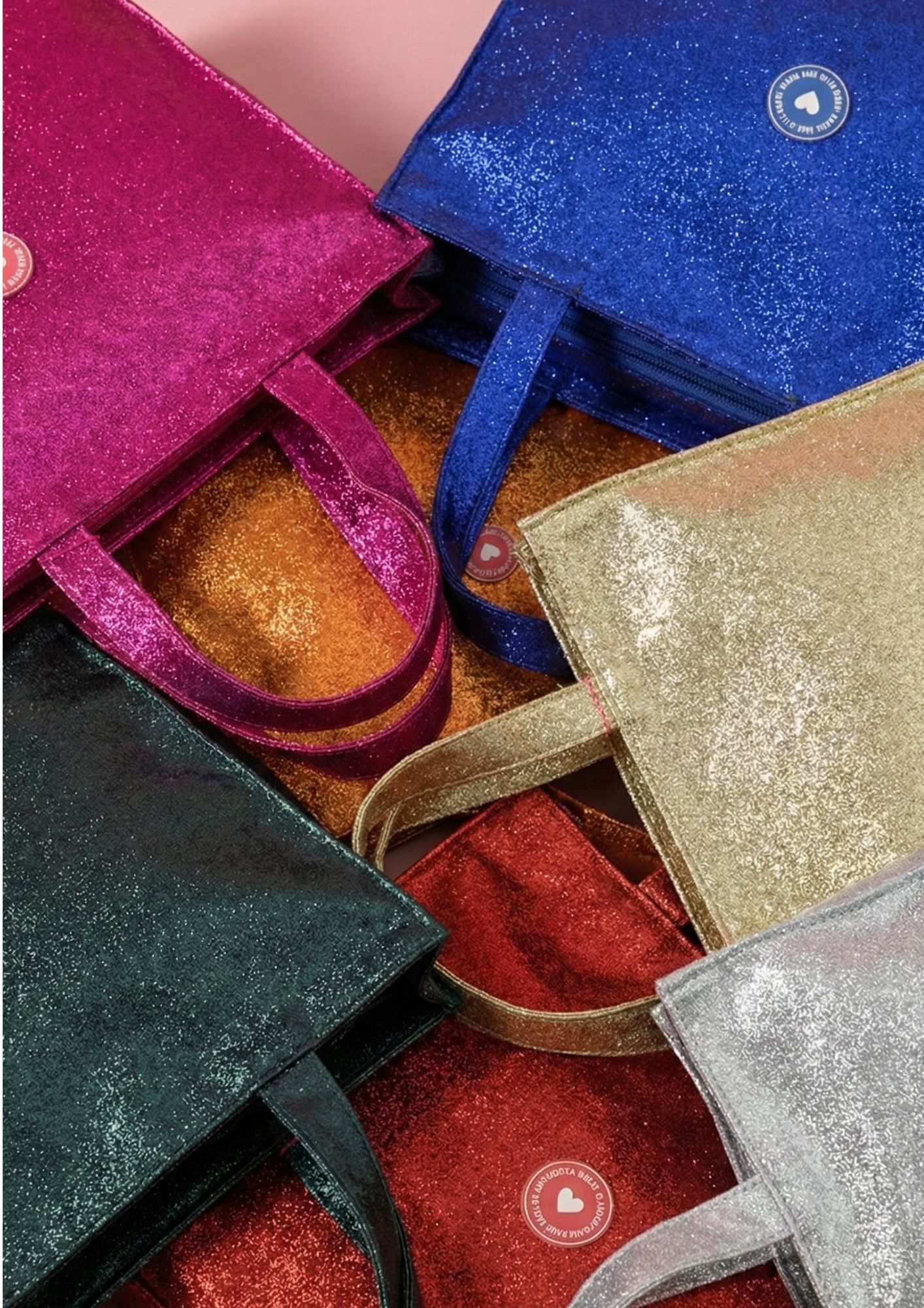 Detalle del acabado metalizado efecto purpurina. Bolso tote bag metalizado de Agatha Ruiz de la Prada.