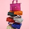 Shopper brillante con cierre superior de cremallera.