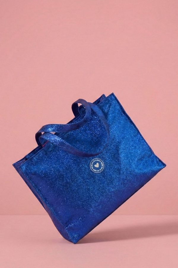 Bolso tote bag metalizado de Agatha Ruiz de la Prada. azul