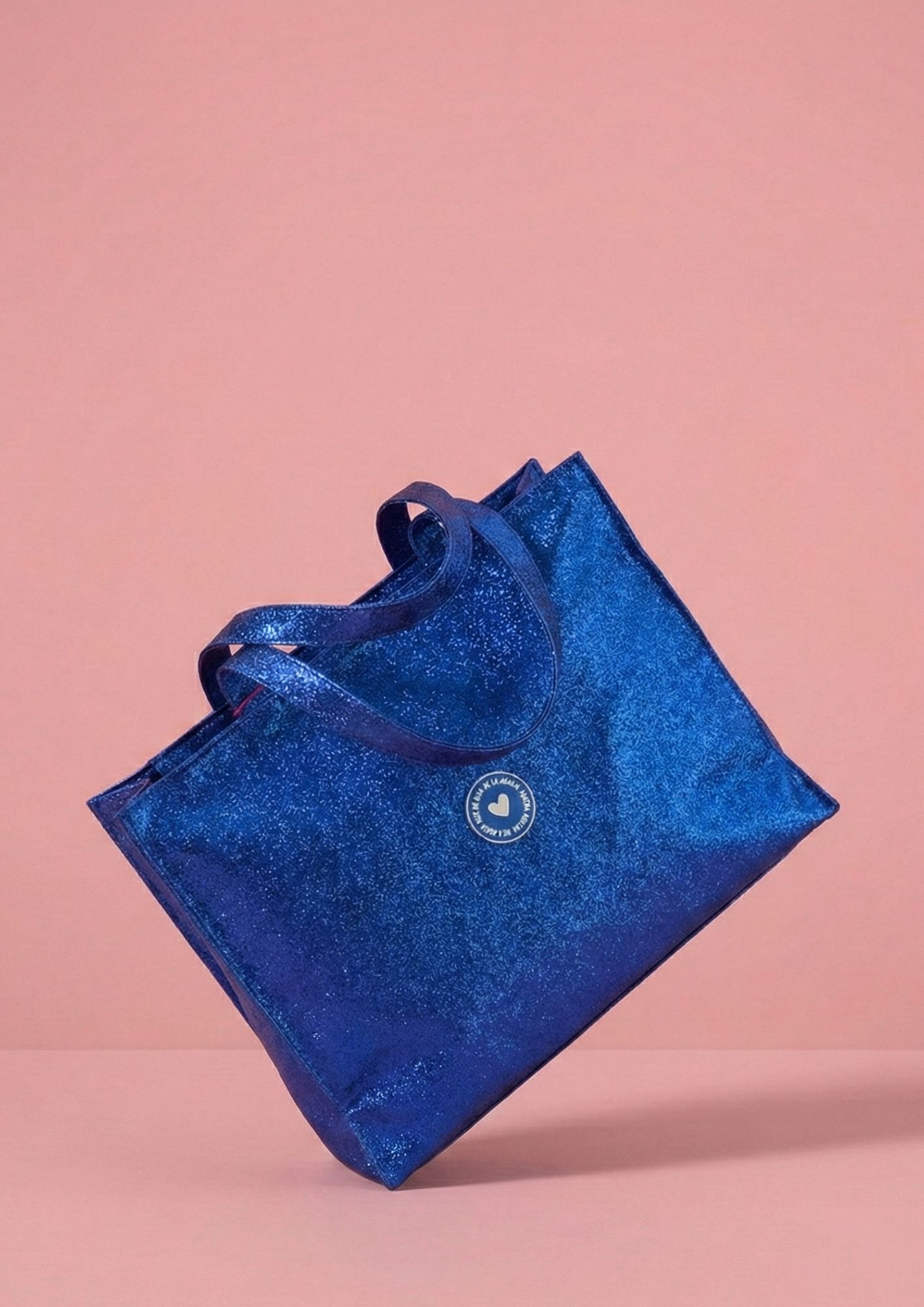 Bolsa de gran capacidad con diseño exclusivo de la colección. Bolso tote bag metalizado de Agatha Ruiz de la Prada. azul