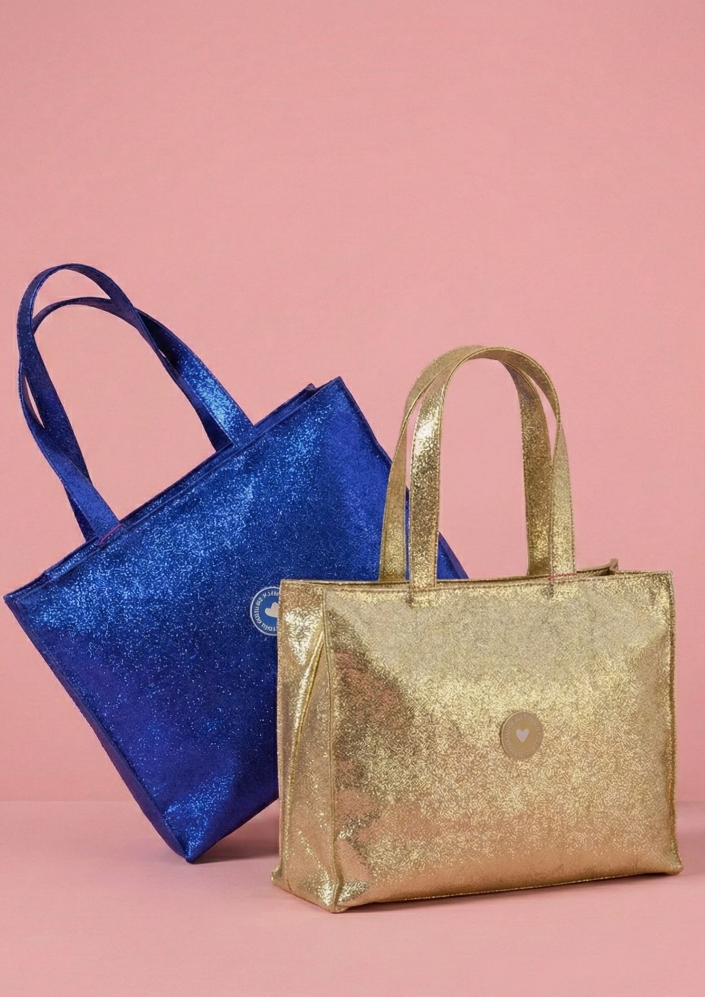 Shopper de piel sintética glitter con asas largas. Detalle del acabado metalizado efecto purpurina.