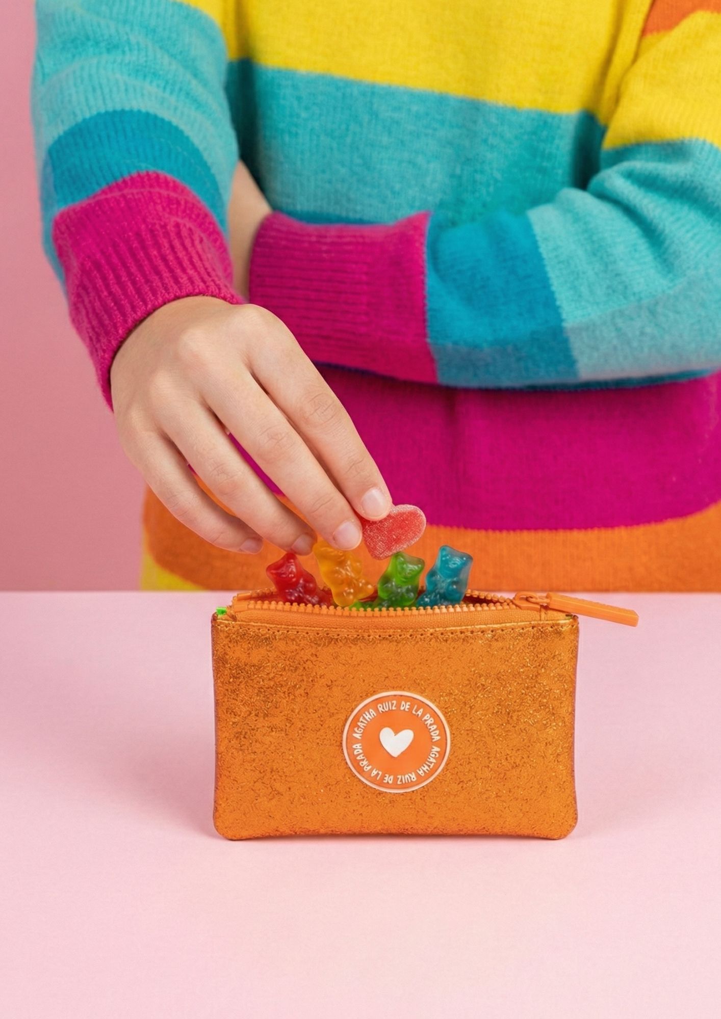 Monedero tipo sobre de piel sintética efecto purpurina. Monedero glitter Agatha Ruiz de la Prada con acabado metalizado naranja