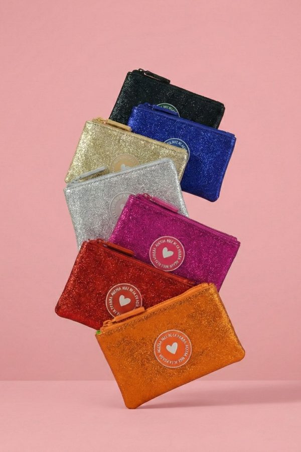 Monedero compacto con cremallera superior y logo de goma.