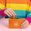 Monedero práctico para tarjetas, monedas y pequeños objetos.