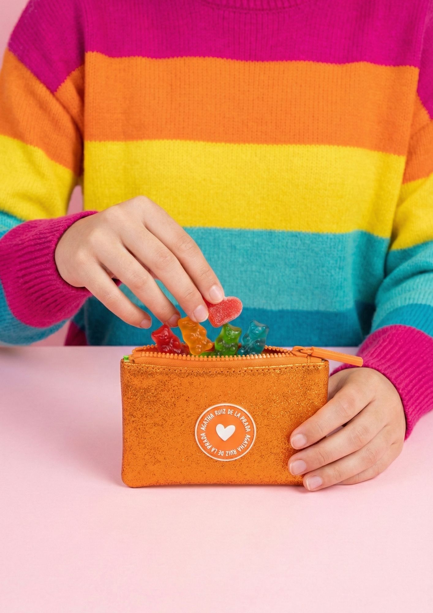 Complemento Agatha Ruiz de la Prada con acabado brillante. Monedero práctico para tarjetas, monedas y pequeños objetos.