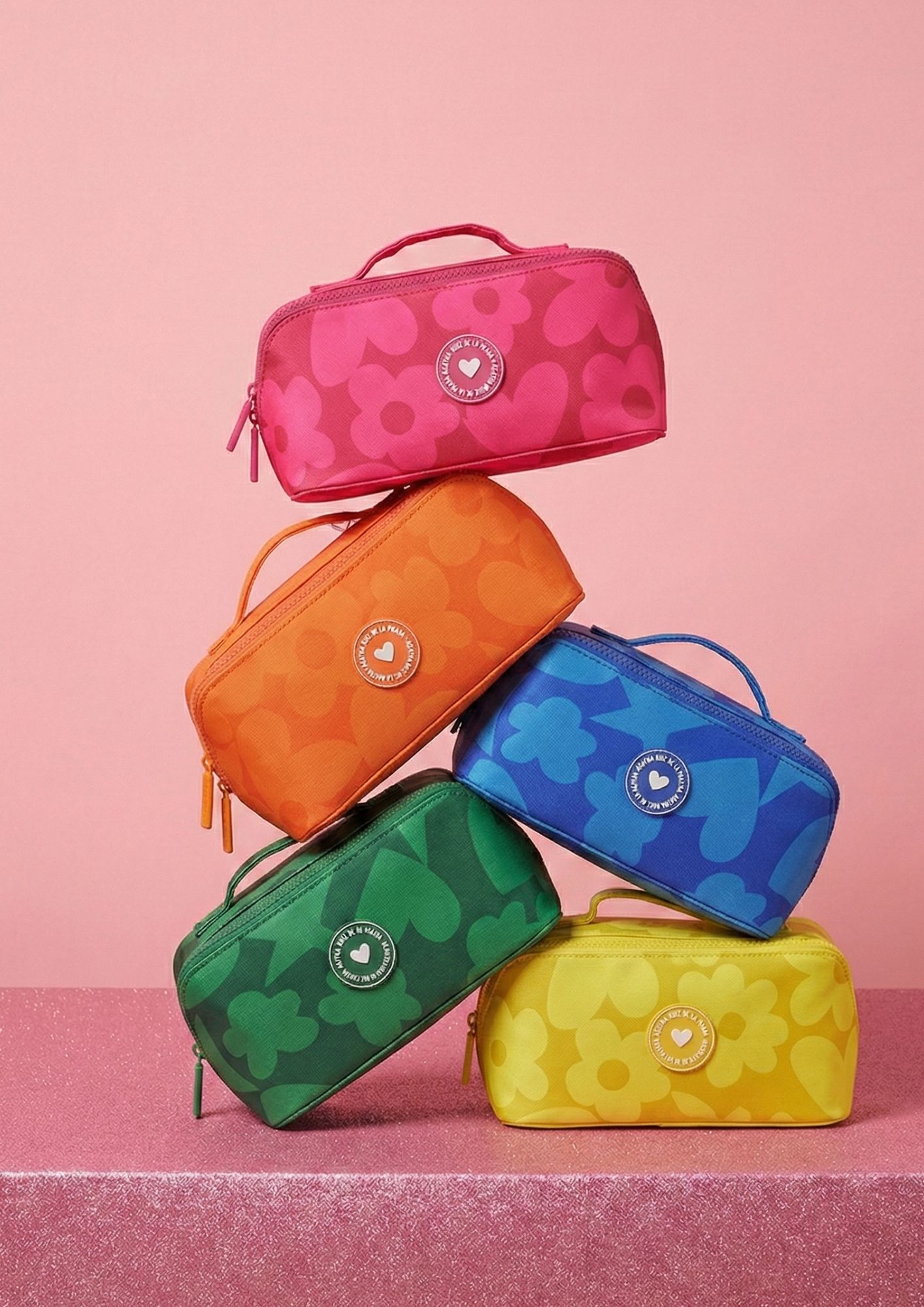 Neceser organizador con apertura amplia y asa superior. Neceser de viaje Agatha Ruiz de la Prada de nylon estampado.