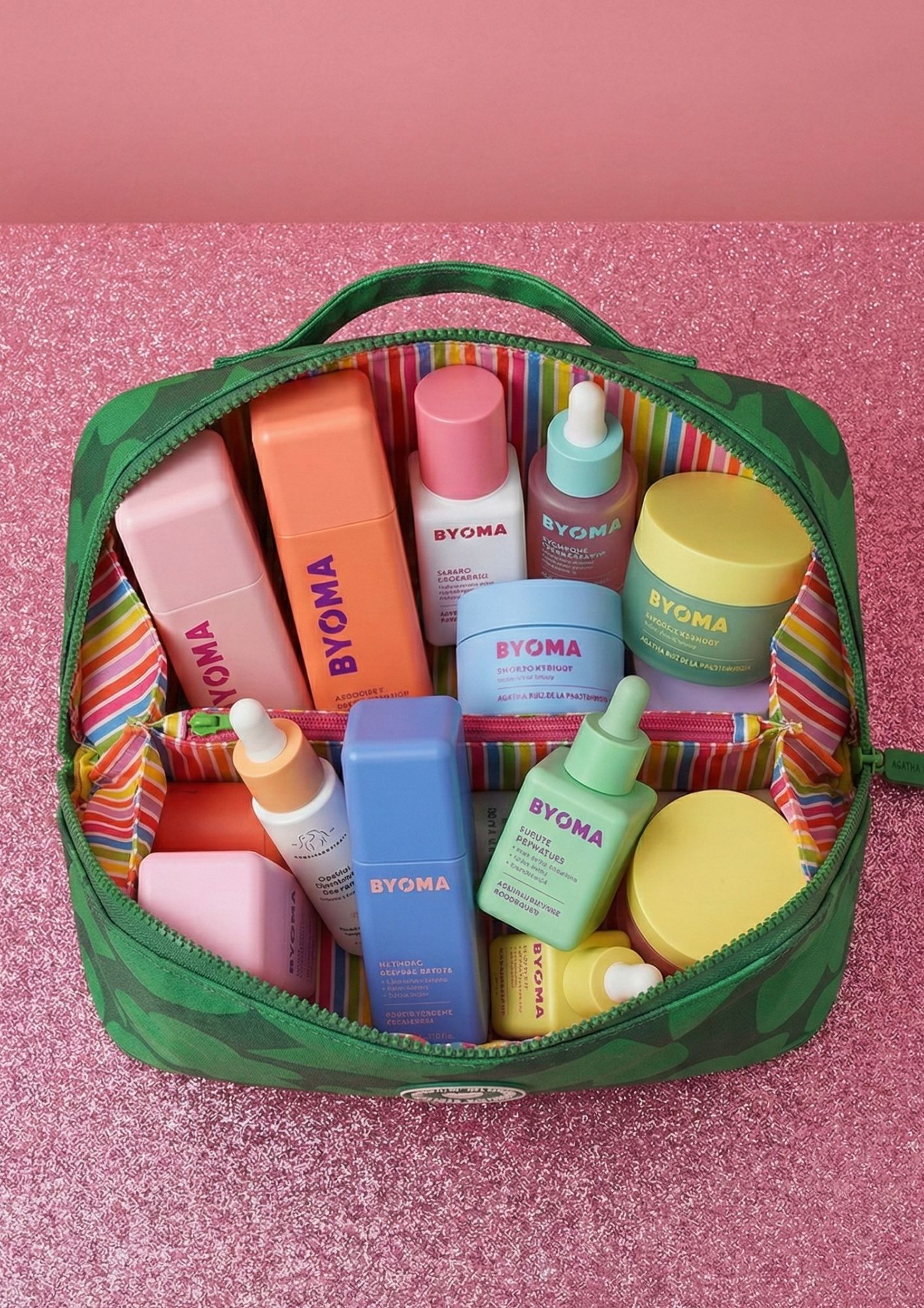 Interior del neceser con dos compartimentos y bolsillo central. Neceser de cosméticos con diseño exclusivo Agatha Ruiz de la Prada.