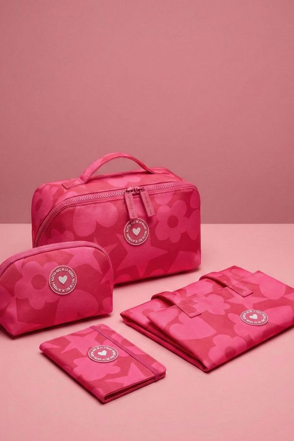 Neceser con estampado de corazones, flores y estrellas tono sobre tono.