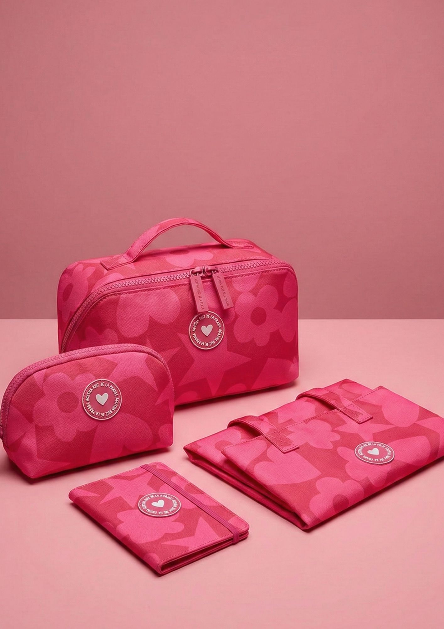 Organizador de viaje con compartimentos interiores y cremallera central. Neceser con estampado de corazones, flores y estrellas tono sobre tono.